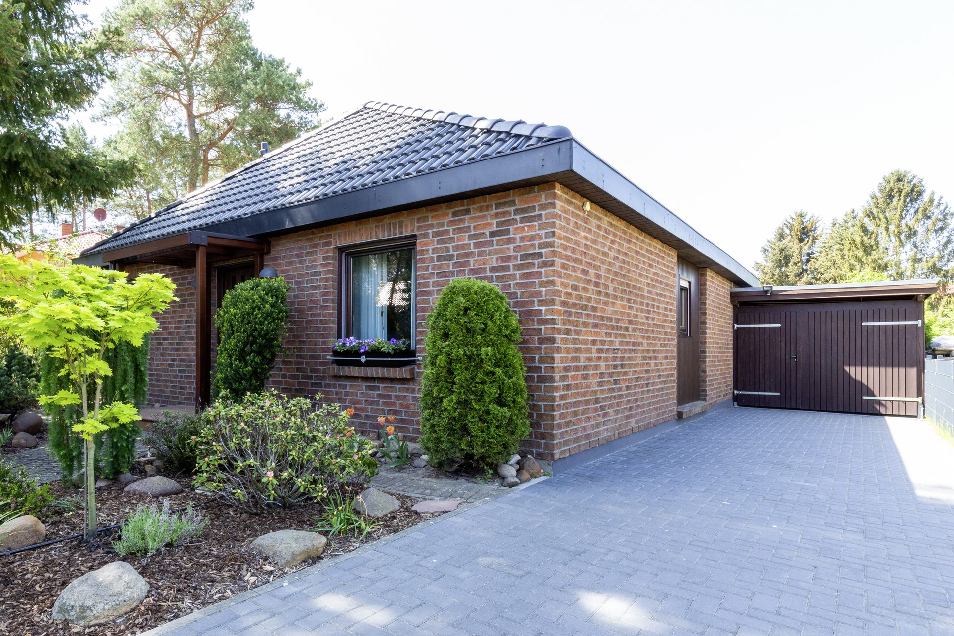 Hauseingang und Carport