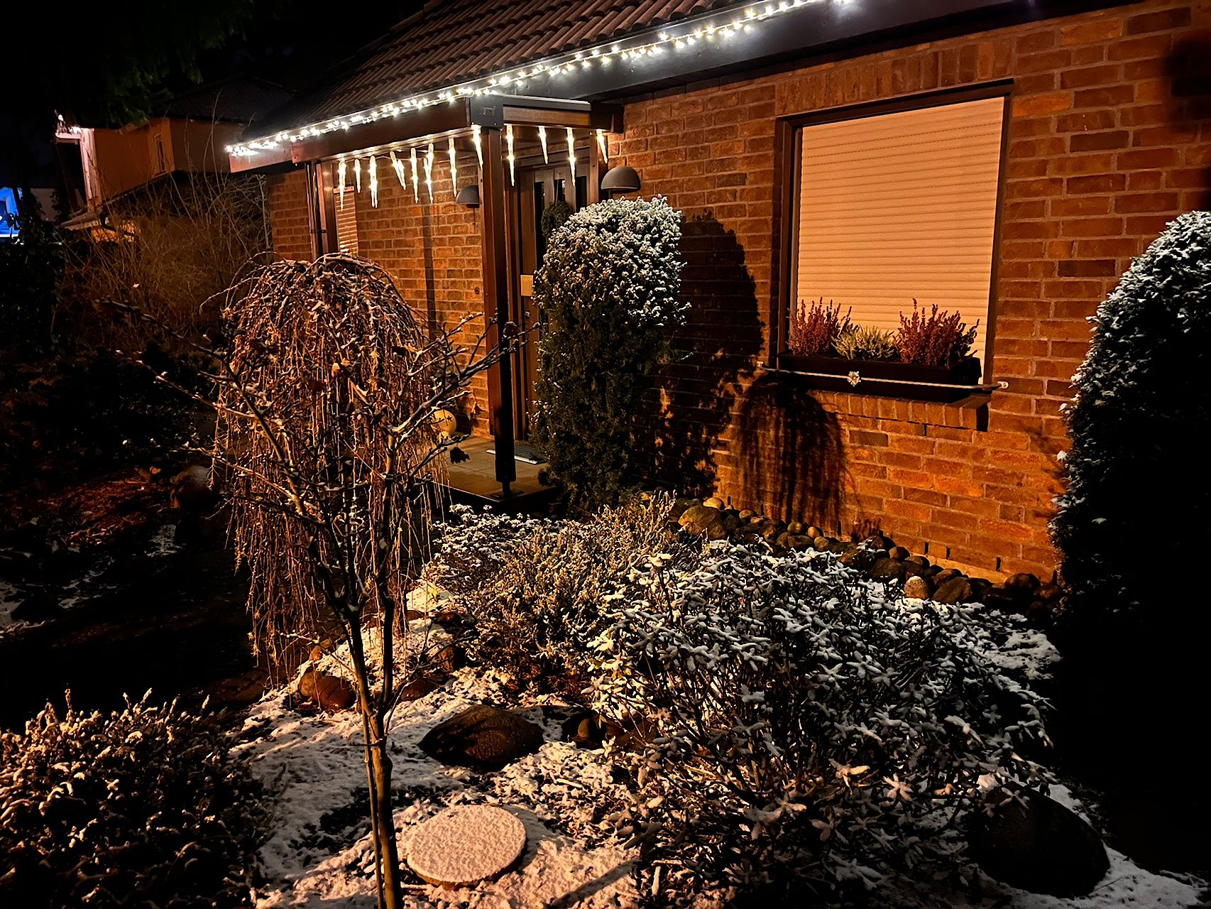 Hauseingang im Winter mit Weihnachtsbeleuchtung