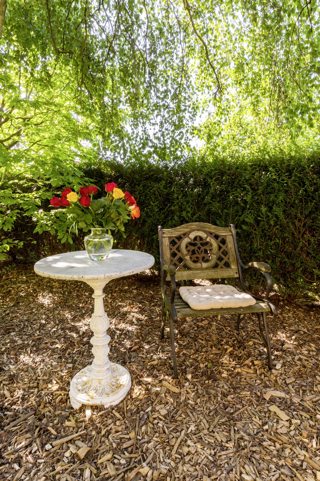 Sitzplatz im Garten unter dem Baum