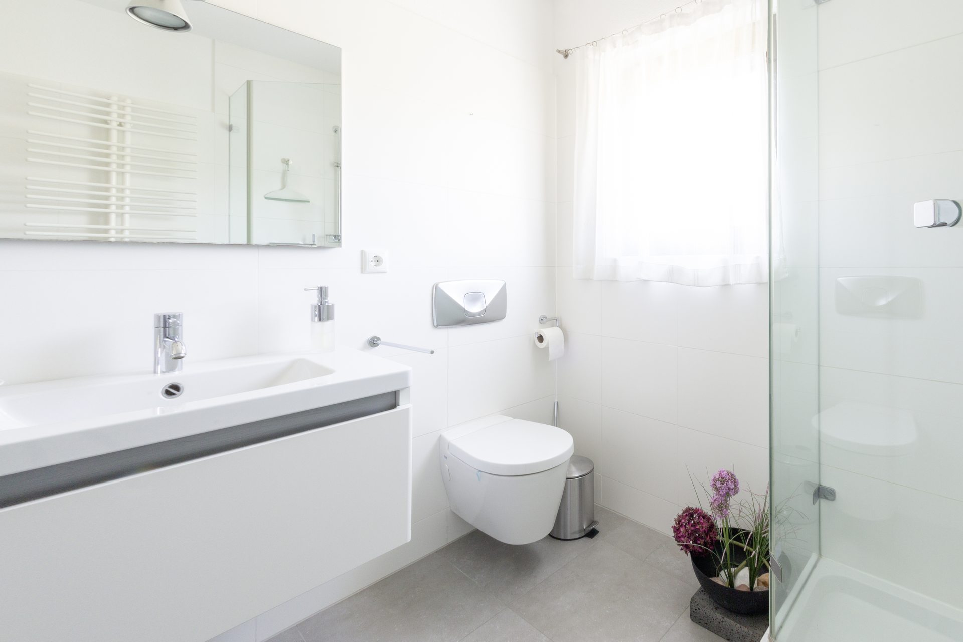 Modernes Bad mit Dusche