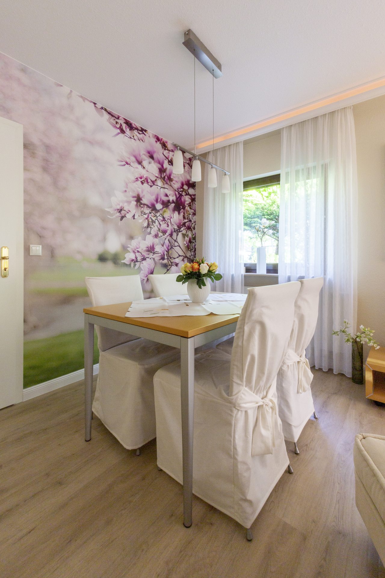 Essbereich mit Blumentapete